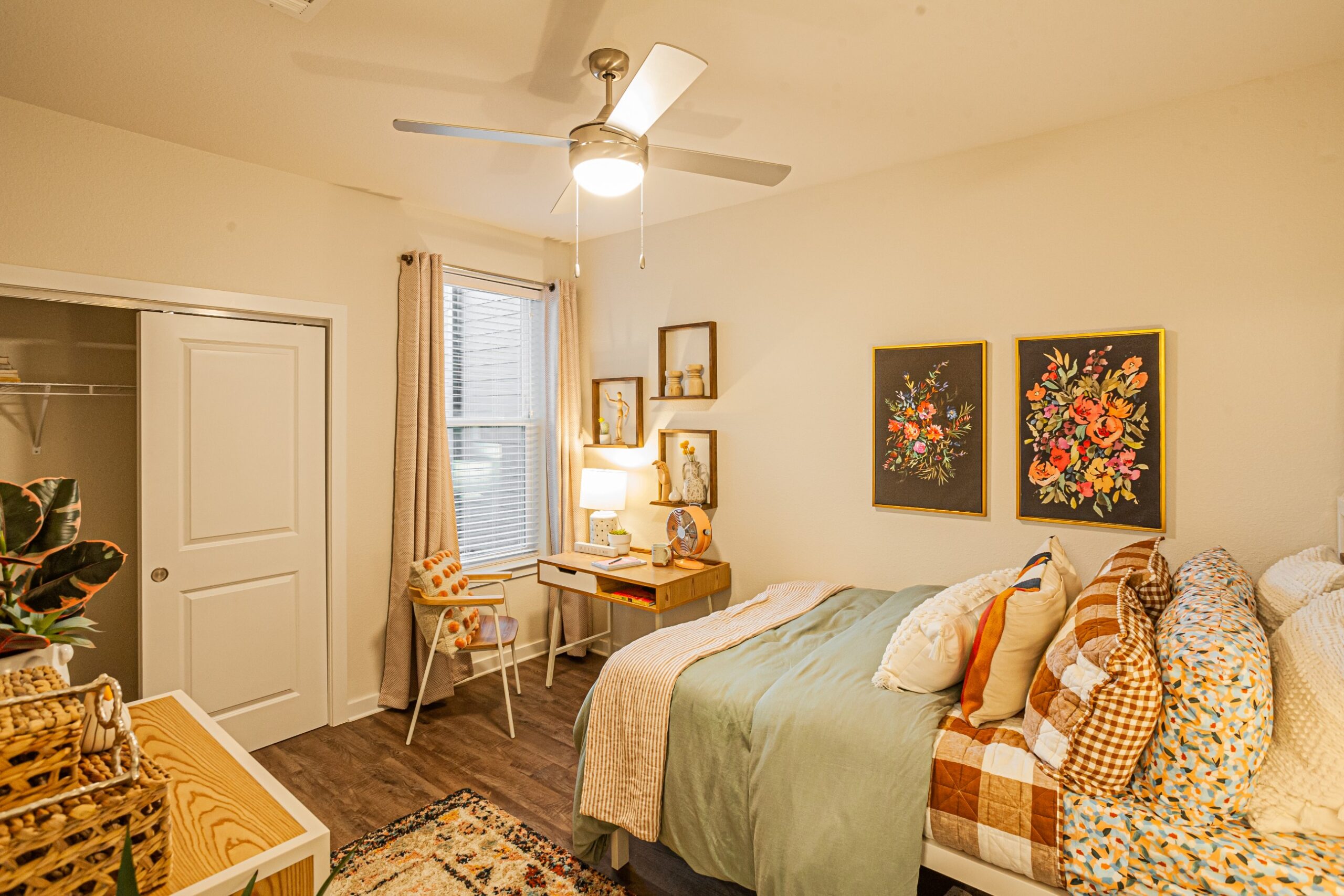 Model bedroom with ceiling fan scaled